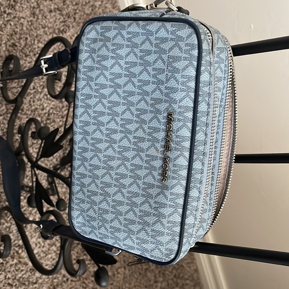 MICHAEL KORS SMALL, camera bag, signature pattern in sky blue w navy blue trim - Picture 5 of 5